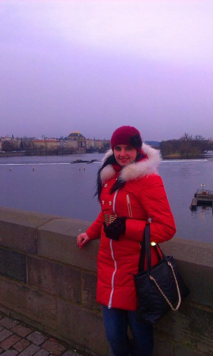  ,   Elena, 32 ,  