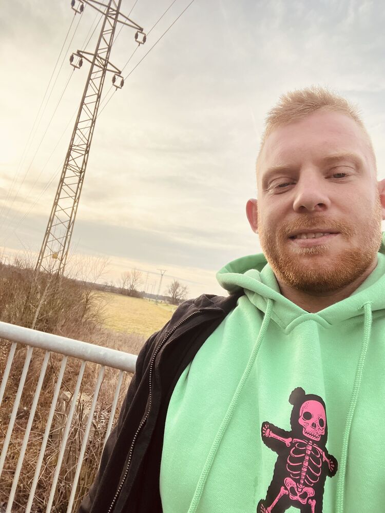  31932473  Kristian, 26 ,    Praha