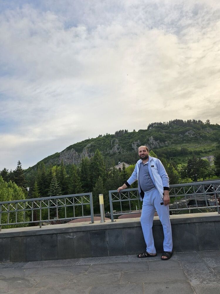  53455803  Hayk, 36 ,    