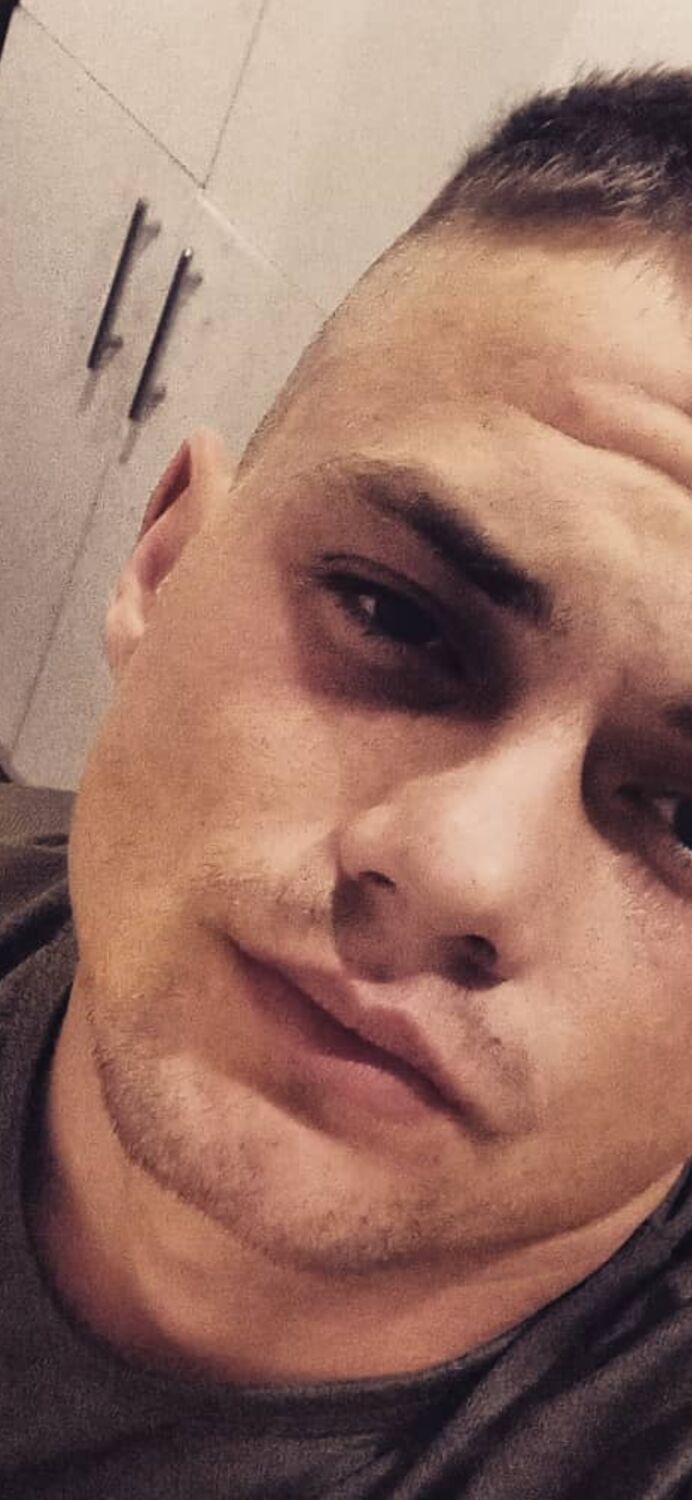  32152793  Vlad, 26 ,    