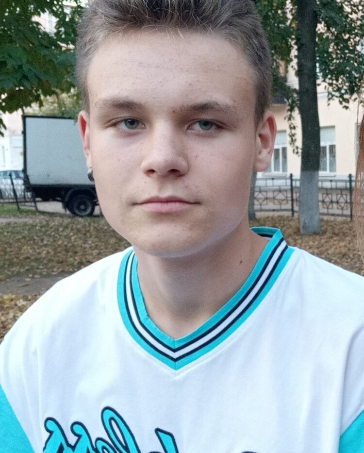  42404723  Denis, 19 ,    