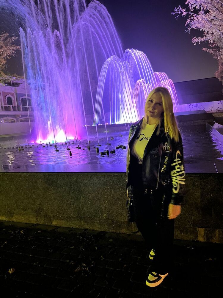  ,   Nika, 21 ,   ,   