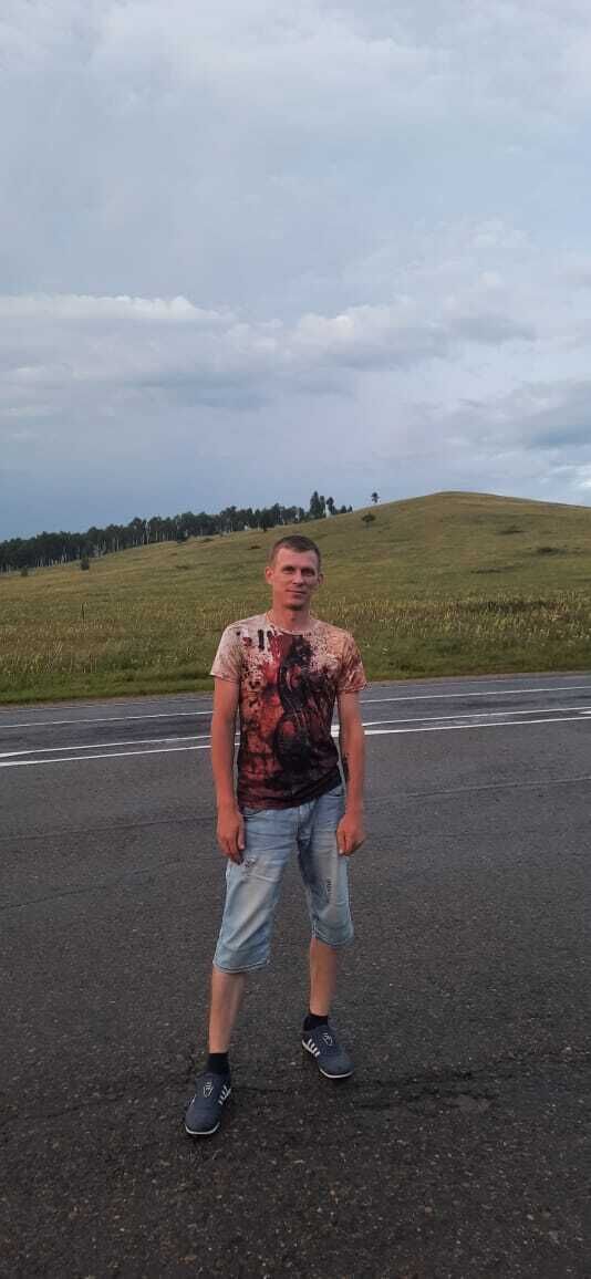  28413823  Mikhail, 36 ,    