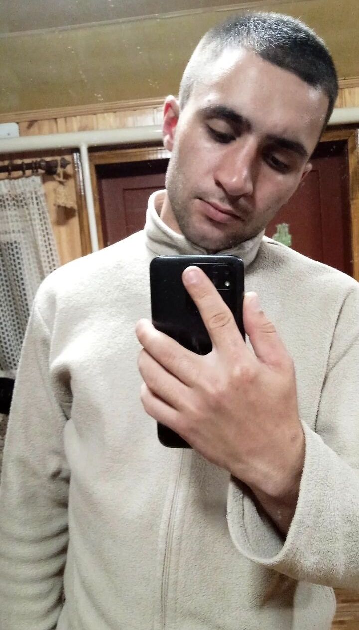  46864993  Andrew, 27 ,    