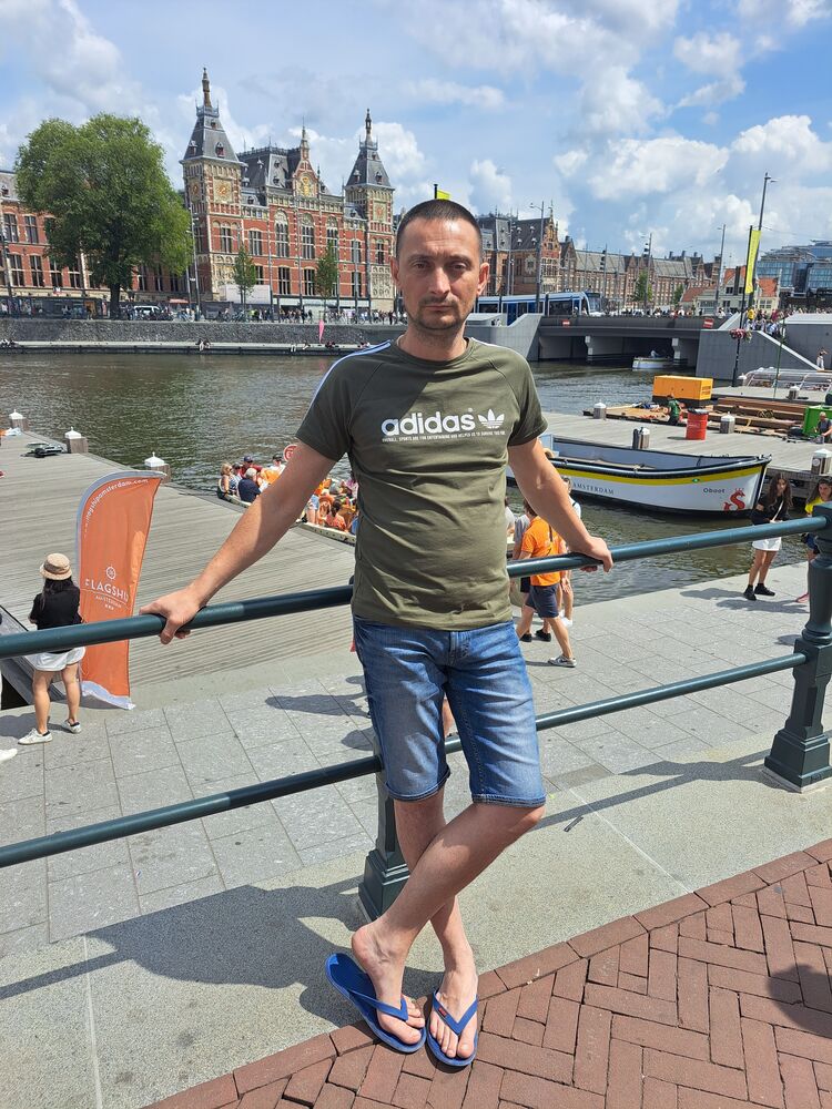  44063243  Denis, 41 ,    