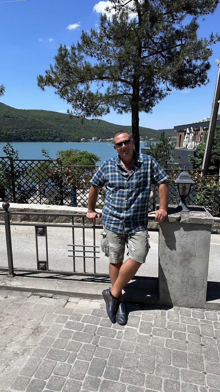  ,   Viktor, 52 ,   ,   