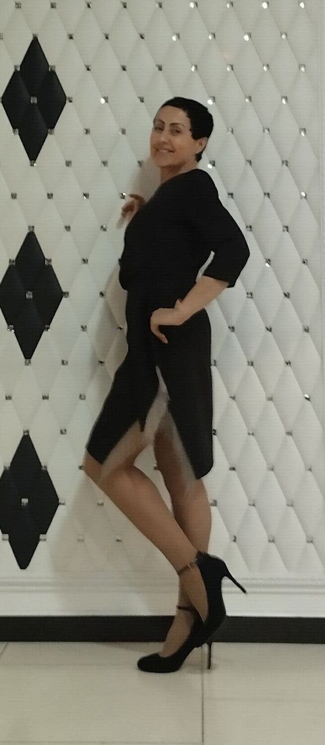  40145833  Elena, 44 ,    