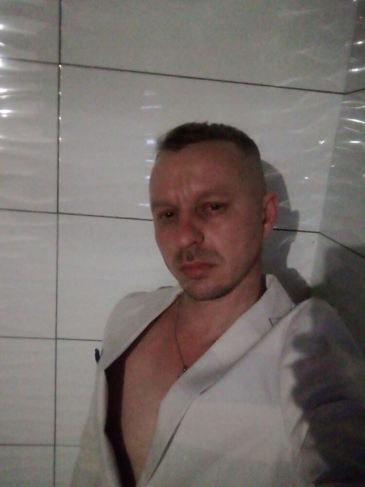  43937413  MEN, 42 ,    