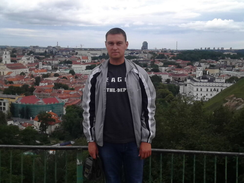  10052413  Pavlo, 39 ,    