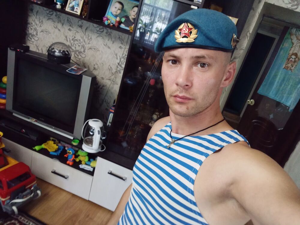  31744063  Daniil, 37 ,    