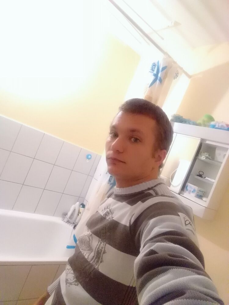  18374133  Patryk, 33 ,    