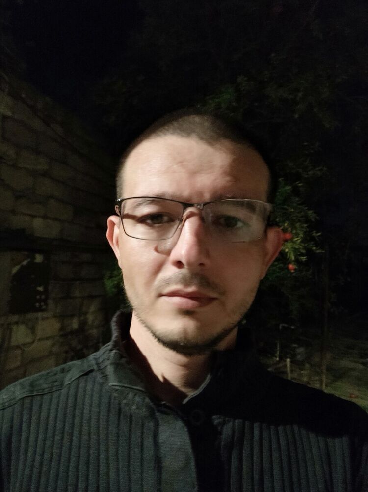  22083383  Kamil, 38 ,    