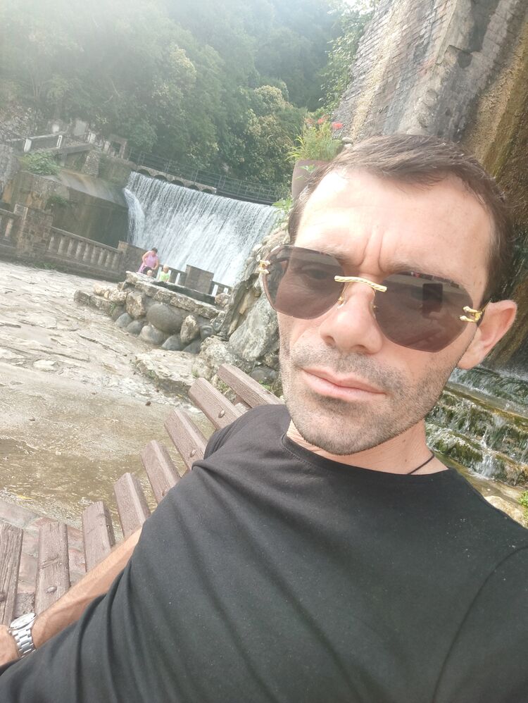  49613853  Adam, 37 ,    