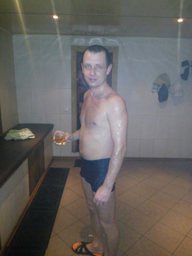  8935423  Dmitro, 40 ,    