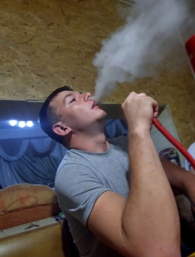  37209623  Viktor, 27 ,     