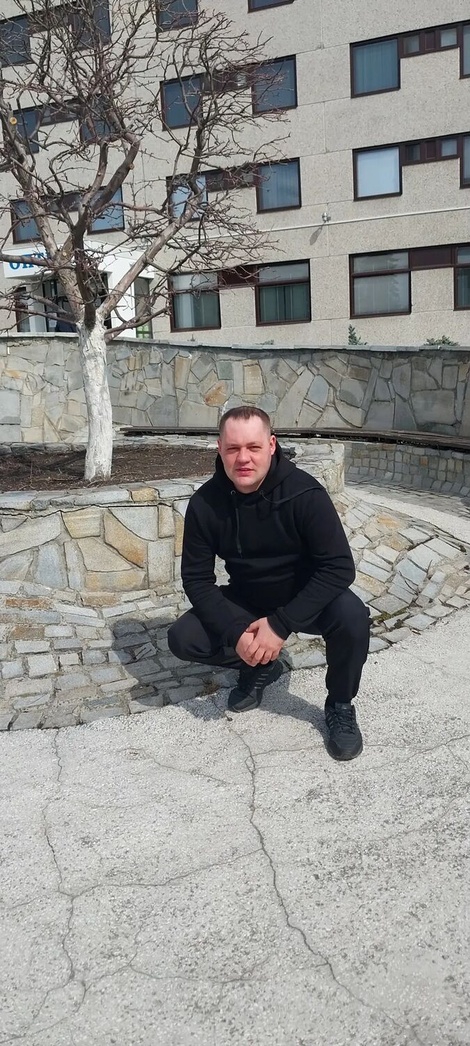  41335243  Denis, 36 ,    