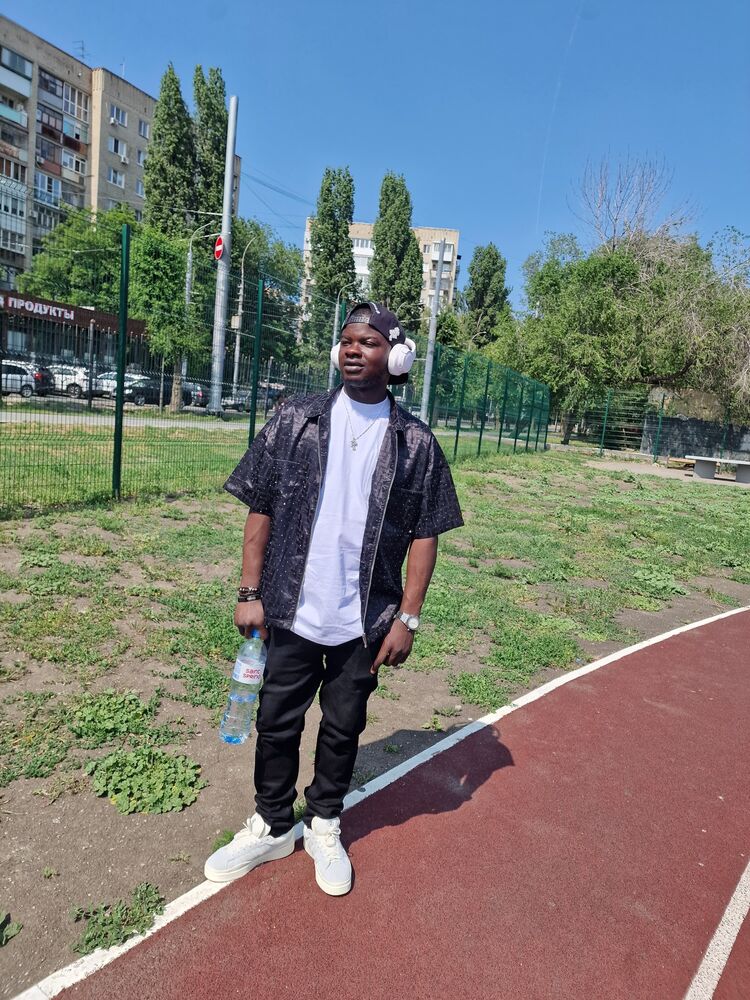  51940433  Drake, 27 ,    