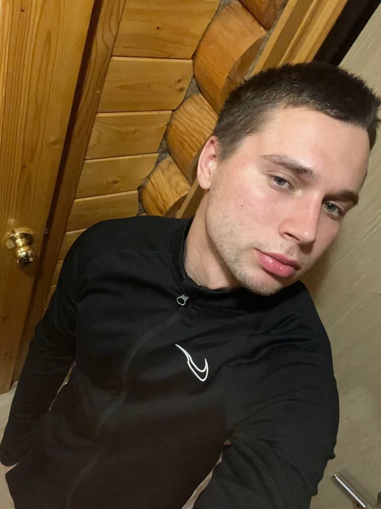  45220543  Artur, 22 ,    