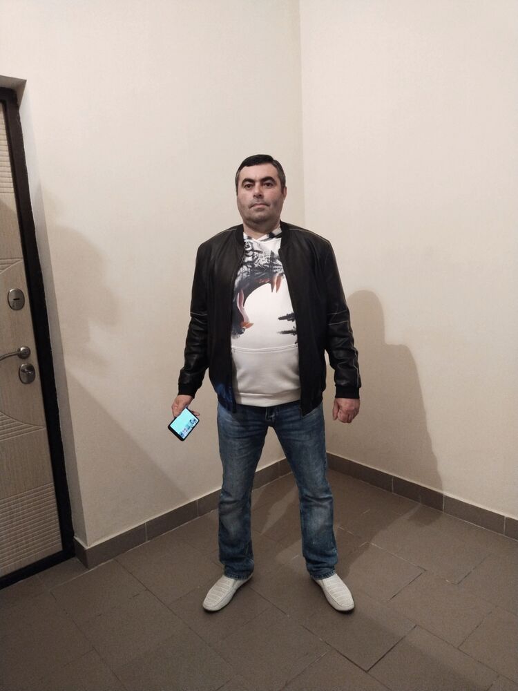  26849743  Hovik, 43 ,    