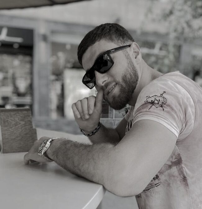  54259433  Narek, 26 ,    