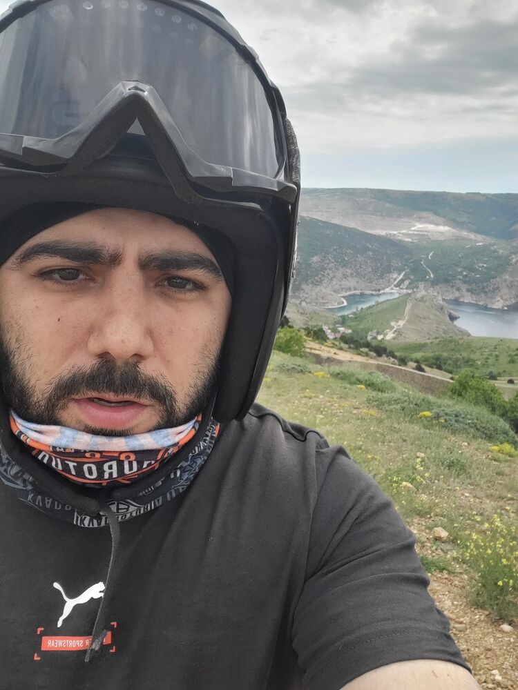  ,   Armen, 32 ,   ,   