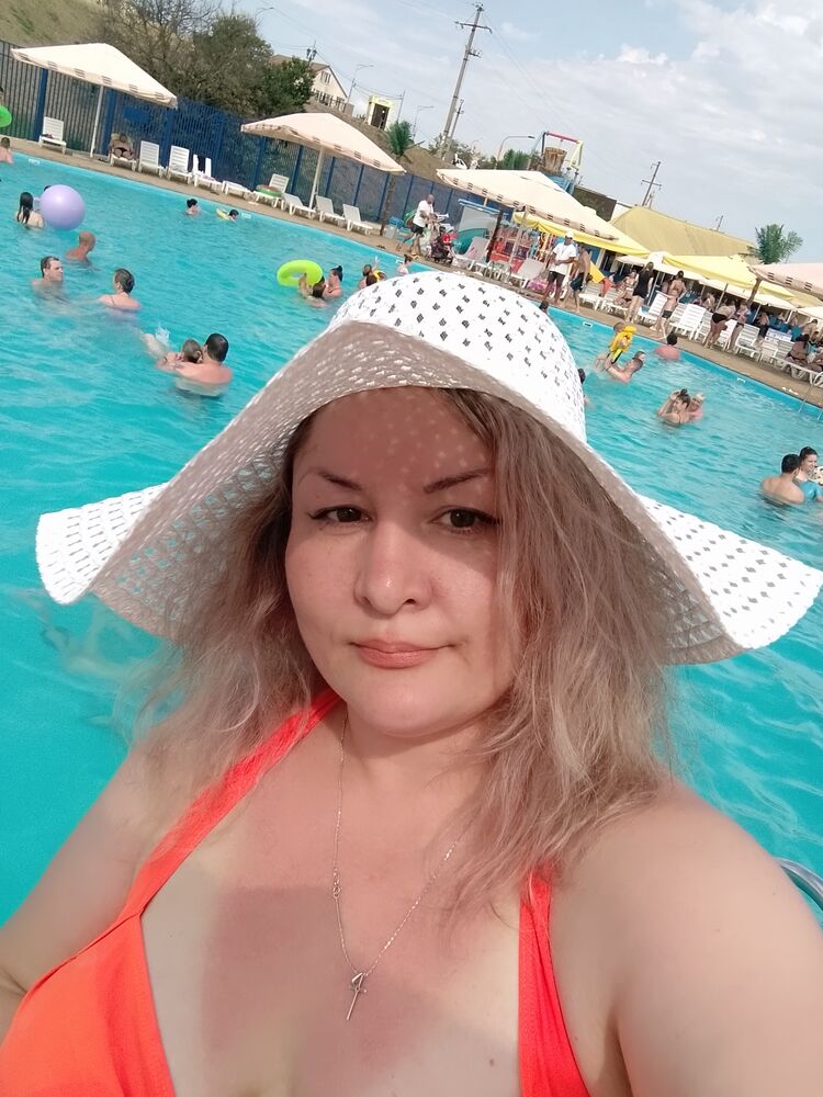  53137783  Lena, 38 ,    