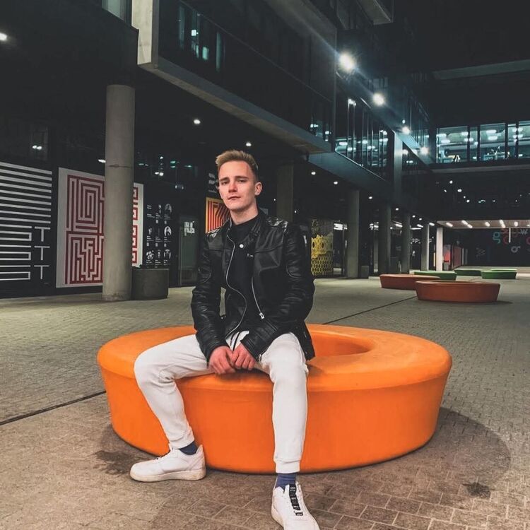  51815543  Maksym, 27 ,    