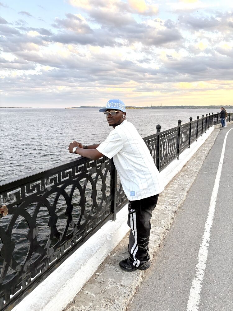  51940593  Drake, 27 ,    