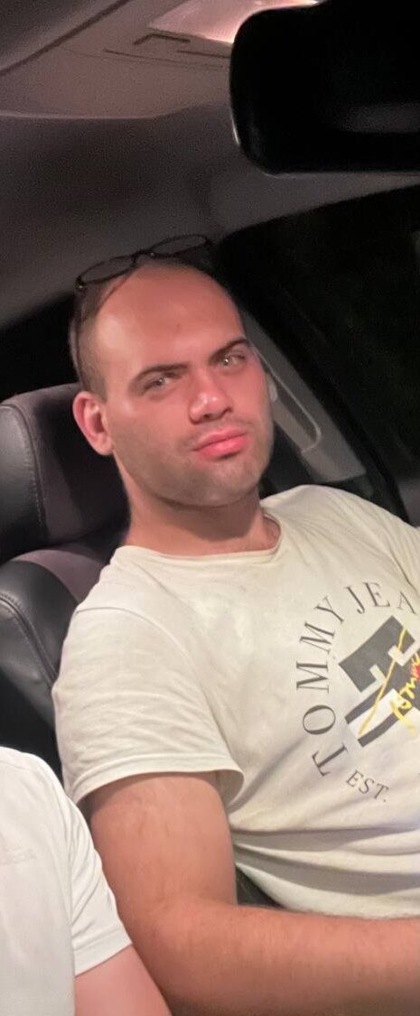  44920613  Denis, 28 ,    