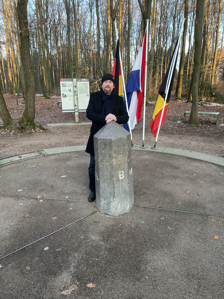  45212853  , 52 ,    -