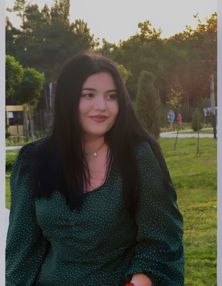  43584663  Kamila, 22 ,    