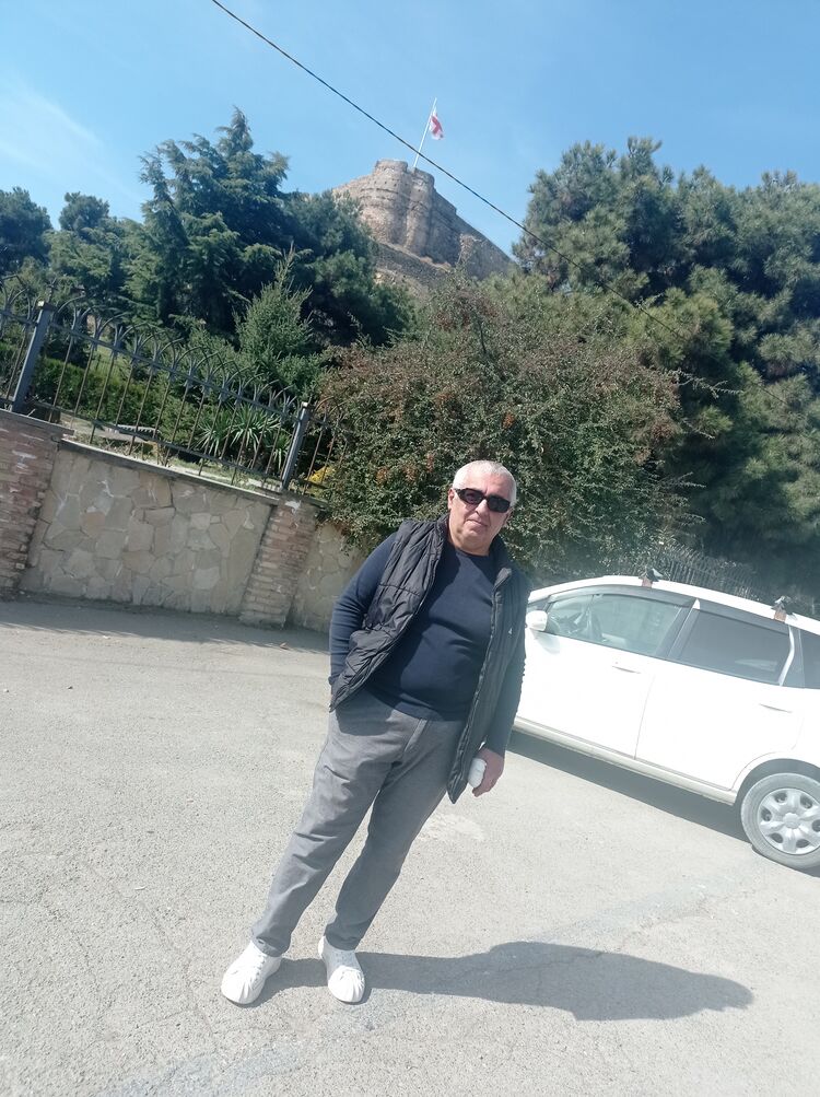  53621833  Daviti, 52 ,    