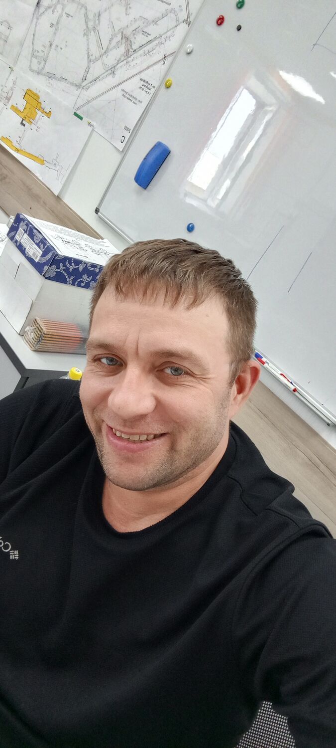  43740823  Igor, 40 ,    