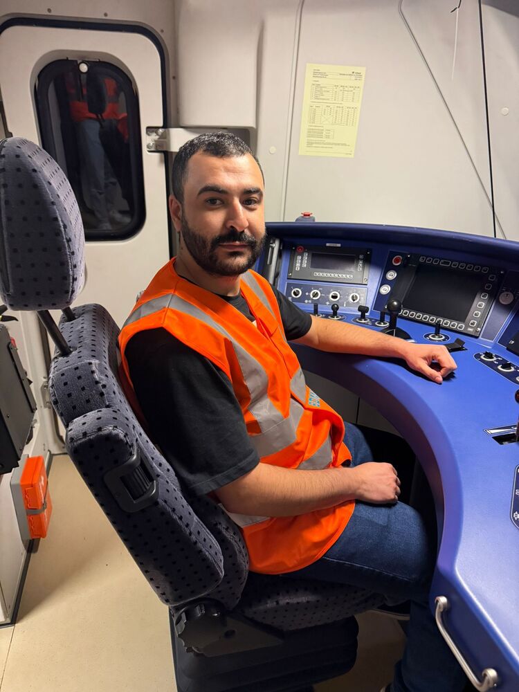  53752323  Mano, 28 ,    