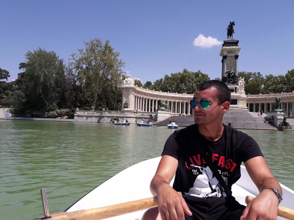  19359393  Alex, 28 ,    