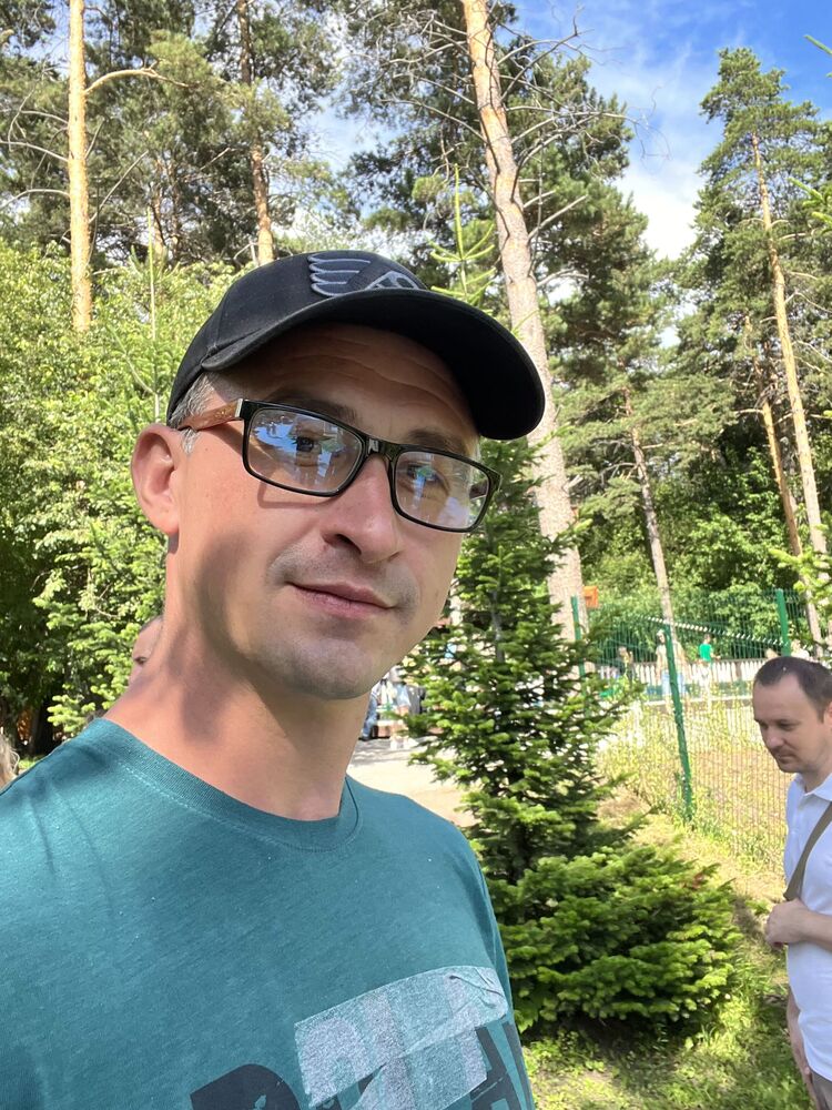  ,   Viktor, 37 ,   ,   