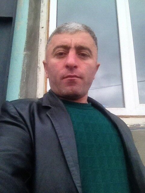  9427883  Aram, 43 ,    