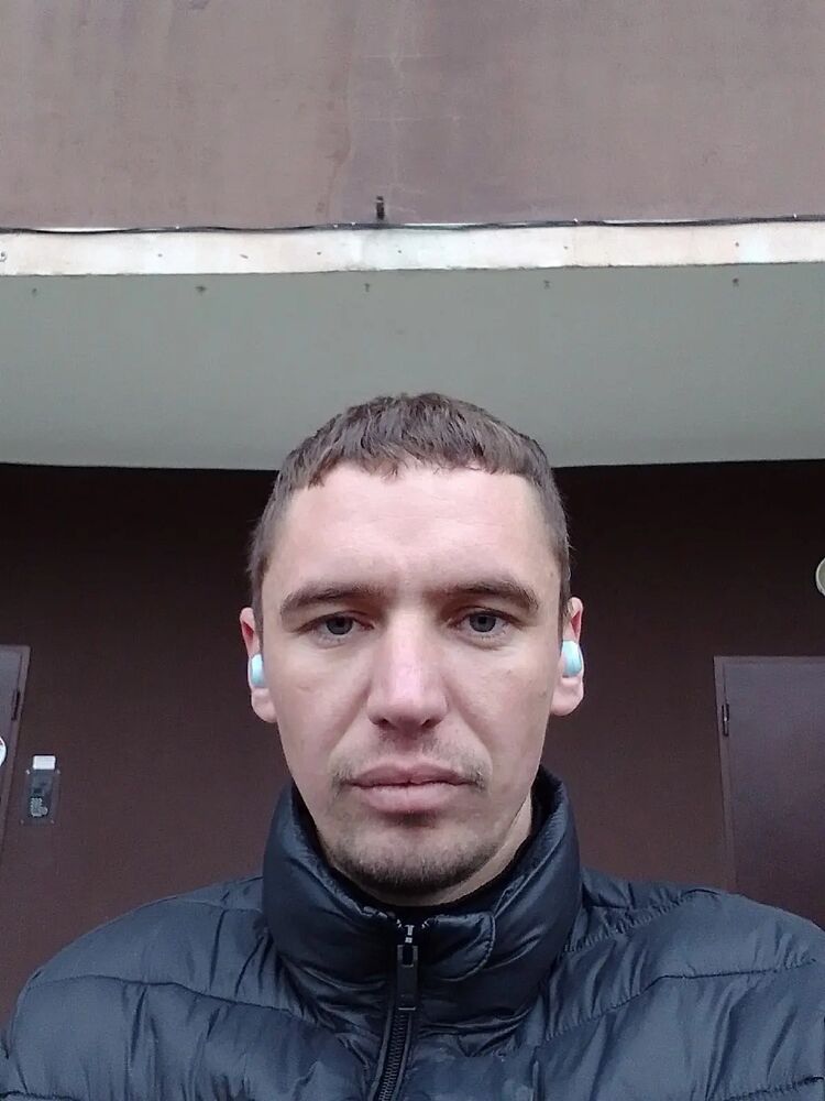  31864653  Viktor, 34 ,    