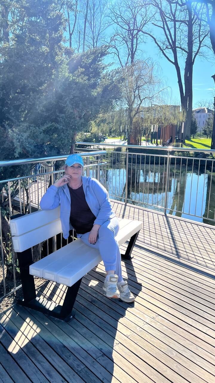  ,   Elena, 53 ,   c 