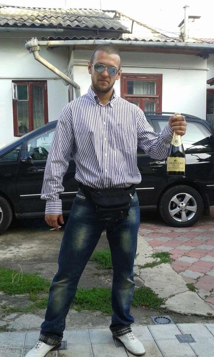  11879403  Daniel, 32 ,    