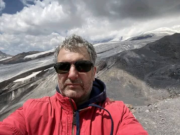  51599883  Damian Hann, 59 ,    