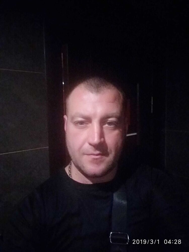  17077203  Viktor, 44 ,    