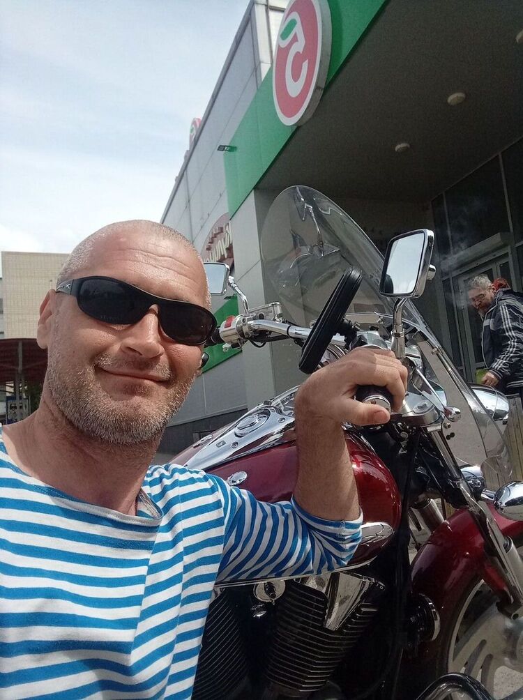 43207943  Roman, 46 ,    -