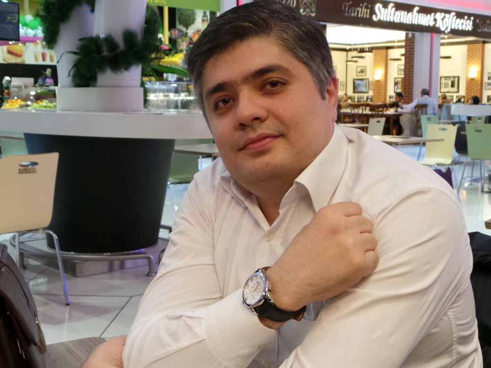  ,   Rowolf, 44 ,   