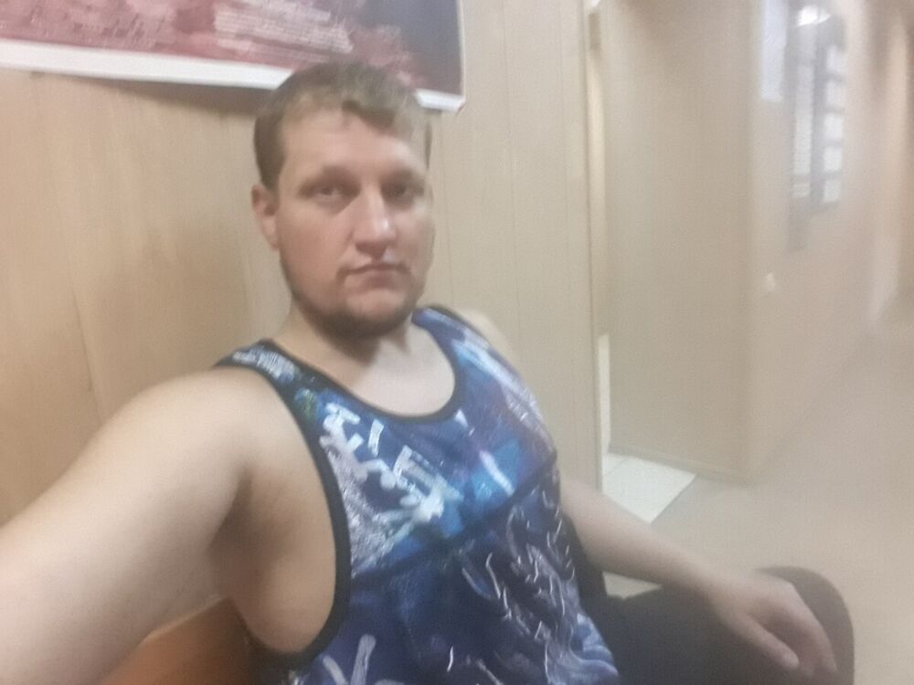  20581983  Viktor, 33 ,    