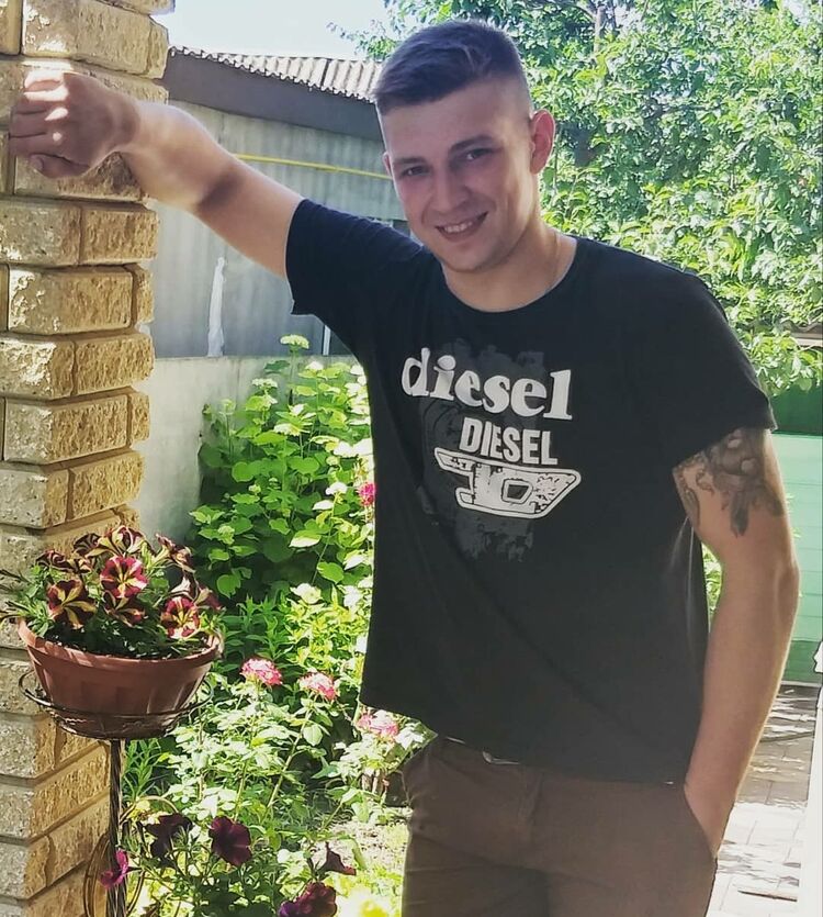  22855793  Taras, 30 ,    