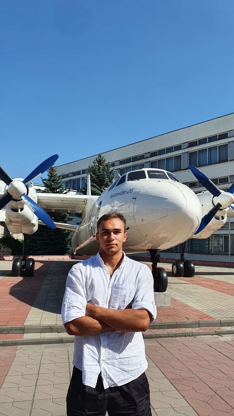  31758683  Ivan, 22 ,    