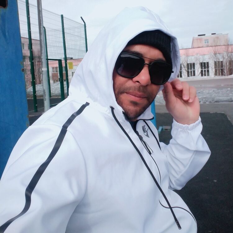  ,   Zola, 44 ,   ,   , c 