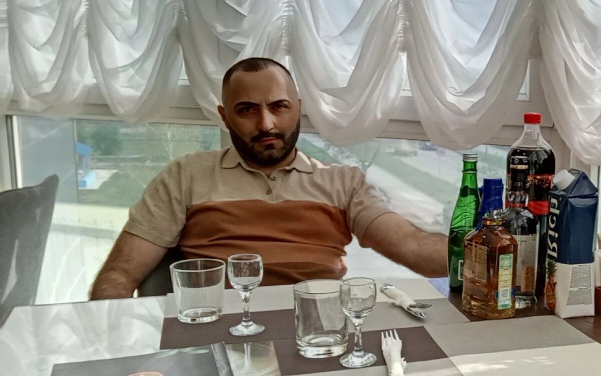  ,   Demis, 39 ,   ,   