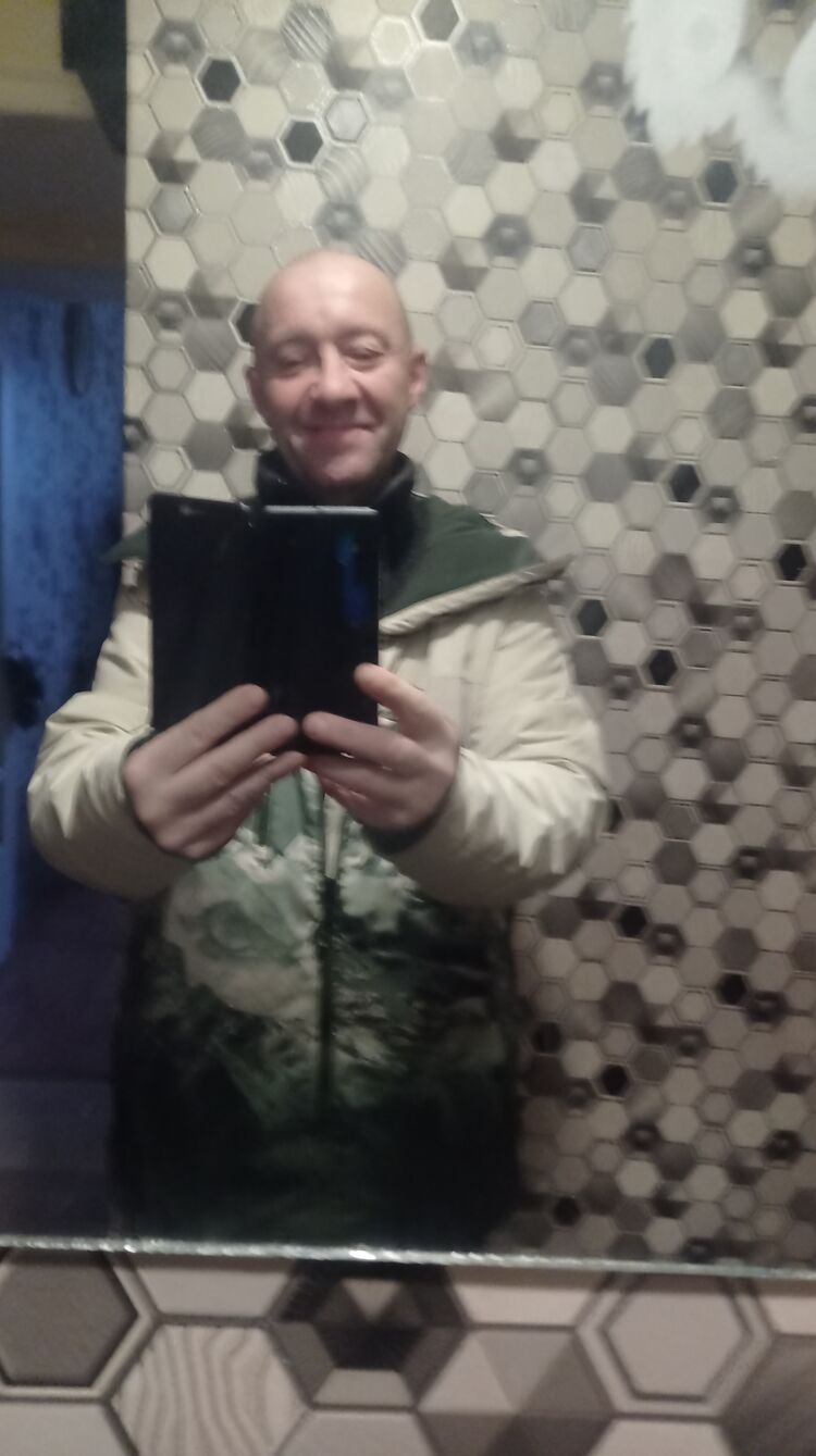  32126133  Viktor, 52 ,    